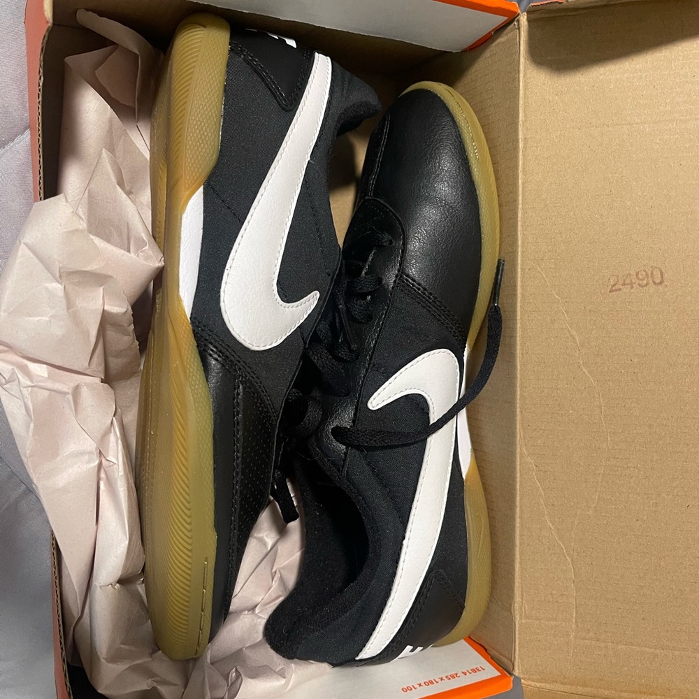 never been worn comes with the box